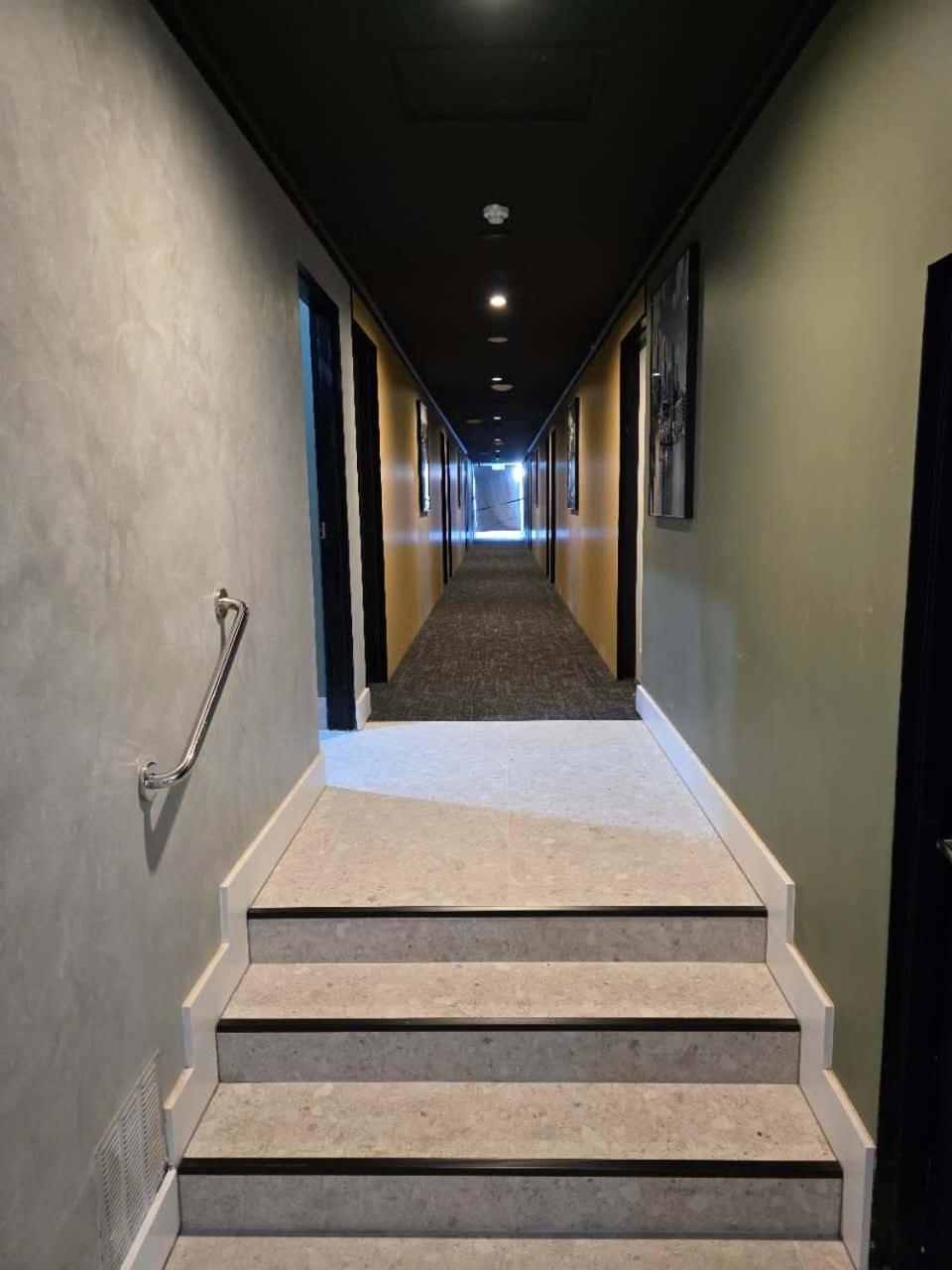 The Parkmore Hotel Melbourne Exterior photo