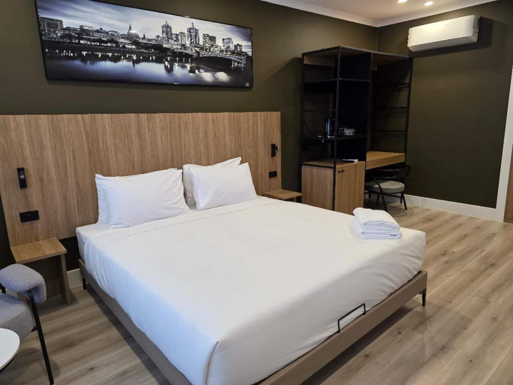 The Parkmore Hotel Melbourne Exterior photo