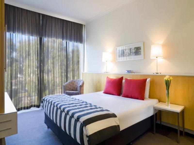 The Parkmore Hotel Melbourne Exterior photo